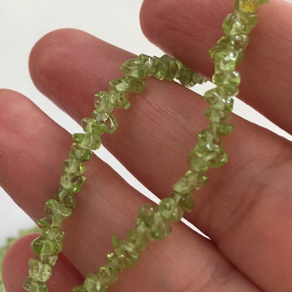Natural peridot polished chip necklace - Picture 4 of 5